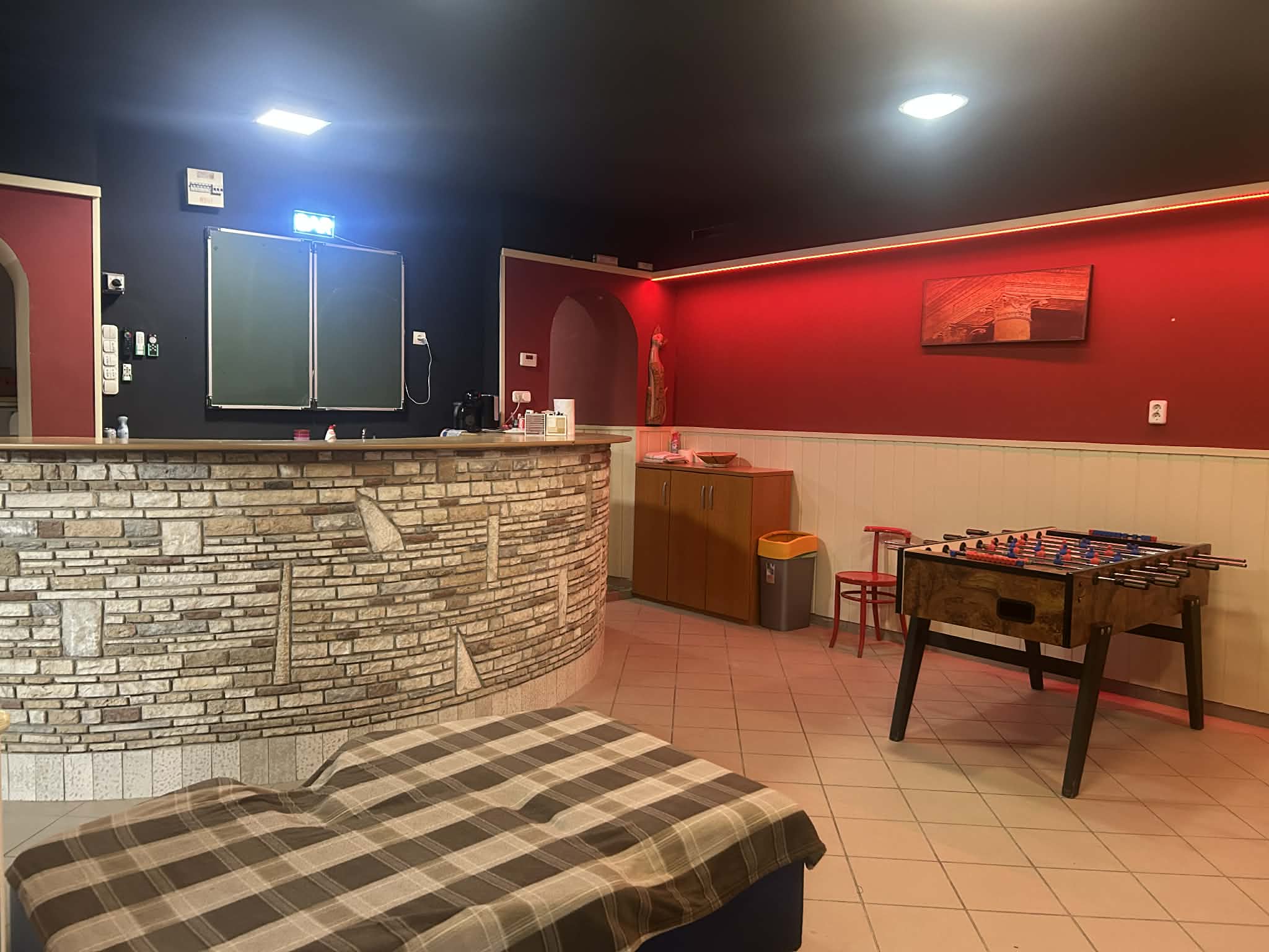 Bárpult és csocsó